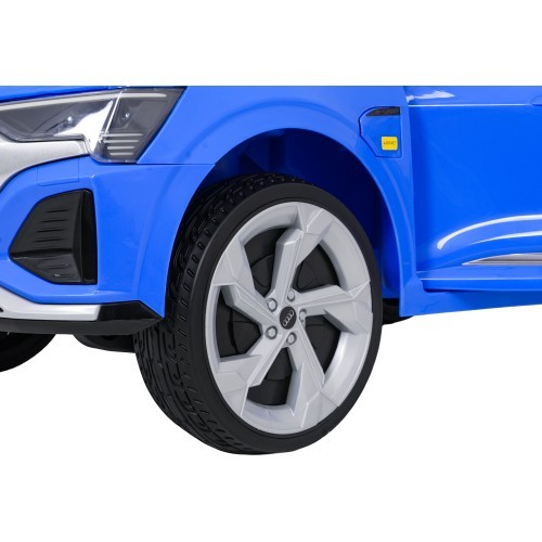 Электромобиль Audi SQ8, синий